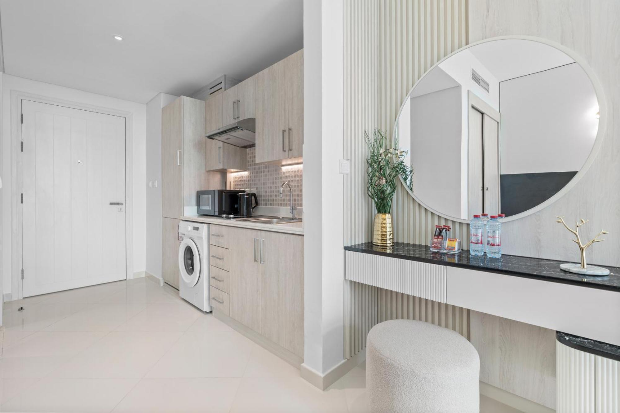 Cozy With Access -palm Jumeirah Apartment Dubai